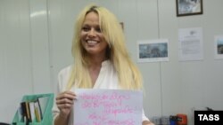 Памела Андерсон во время посещения реабилитационного центра для зверей из затопленного зоопарка в Уссурийске