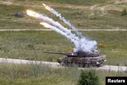 Грецький танк «Леопард» запускає освітлювальні ракети під час навчань НАТО «Негайна відповідь» з іншими країнами-учасницями: Албанією, Болгарією, Хорватією, Грецією, Косово, Чорногорією та Північною Македонією, на військовій базі Криволак, Північна Македонія, 2 червня 2025 року