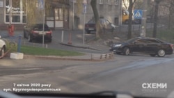 7 квітня «Схеми» зняли, як кортеж з двох Toyota Camry під'їжджає до будинку