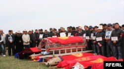 7-апрелдеги кандуу кагылышта окко учкандарды акыркы сапарга узатуу, "Ата-Бейит",  2010-жылдын 10-апрели