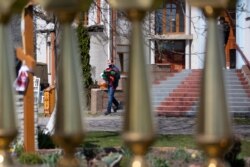 Чоловік виходить із храму святої Параскеви Сербської у Калинівці