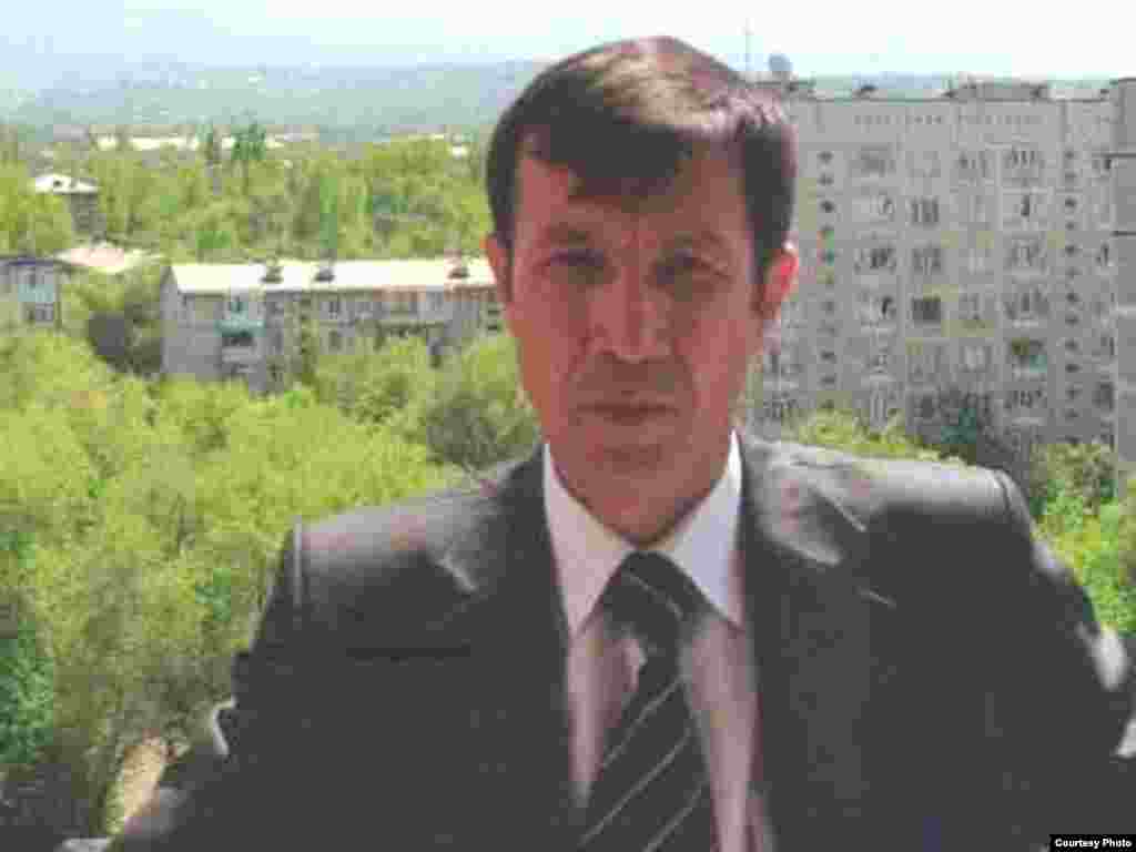 Журналист ва ҳуқуқ фаоли Дилмурод Саййид 2009 йилнинг 22 февралида Тошкент шаҳрида қамоққа олинди.Самарқанд вилоят Тойлоқ туман суди 30 июл куни Дилмурод Саййидга 12,5 йиллик қамоқ жазоси тайинлади¸ 11 сентябр куни туман аппеляция суди эса бу ҳукмни ўзгаришсиз қолдирди.5 ноябр куни Навоийдаги қамоқхонага бориб Дилмурод Саййид билан учрашмоқчи бўлган унинг рафиқаси Барно Жуманова ва олти яшар қизчаси Рухшона автоҳалокатга учраб¸ фожиа жойида ҳалок бўлдилар.