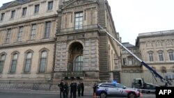 У паліцыі мяркуюць, што злачынцы трапілі ў музэй праз участак, дзе адбыаліся будаўнічыя працы. 19 кастрычніка 2025