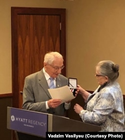 Старшыня Рады БНР Івонка Сурвіла ўручае мэдаль «100 гадоў БНР» Янку Запрудніку, 2016.