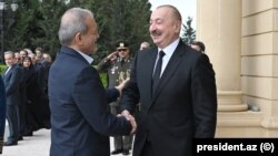 Ադրբեջանի նախագահ Իլհամ Ալիևը ողջունում է Իրանի նախագահ Մասուդ Փեզեշքիանին, Բաքու, 28-ը ապրիլի, 2025թ.