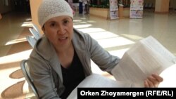 Жительница села Аксуат Тарбагатайского района Восточно-Казахстанской области Роза Келдибаева, чей ребенок заболел гепатитом. Астана, 24 июля 2013 года.  