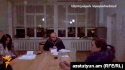 Подсчет бюллетеней на одном из избирательных участков Еревана, 6 декабря 2015 г. 