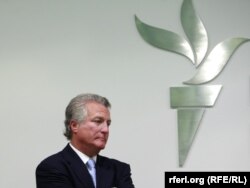 Azat Ýewropa we Azatlyk Radiostansiýalarynyň prezidenti Stiwen Korn