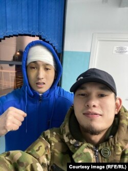 Ринат Асанов с другом в больнице Бишкека.