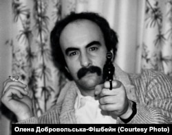 Український поет Мойсей Фішбейн у потязі під час мандрівки Італією. Початок 1980-х років