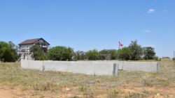 Эти фундаментные блоки были привезены на участок для постройки дома