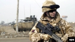 یک سرباز بریتانیایی در بصره. عکس از خبرگزاری (EPA).