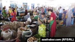 Türkmenabadyň azyk bazary (Arhiw suraty) 
