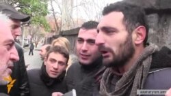 Ցուցարարները ամոթանք են տալիս պատգամավորներին