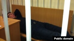 Юрій Луценко лежить у судовій залі, Київ, січень 2012 року (фото з Facebook Володимира Ар'єва)