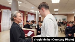 У Дарагічыне позвы ўручалі пасьля зачытаньня загаду аб прызыве. Фота мясцовай раённай газэты ў нумары за 10 кастрычніка 2025 году