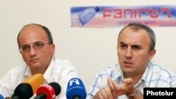 Армения – Представители организации «В защиту прав потребителей» (справа) и Министерства сельского хозяйства (слева) на пресс-конференции. Ереван, 24 июня 2010 г.  