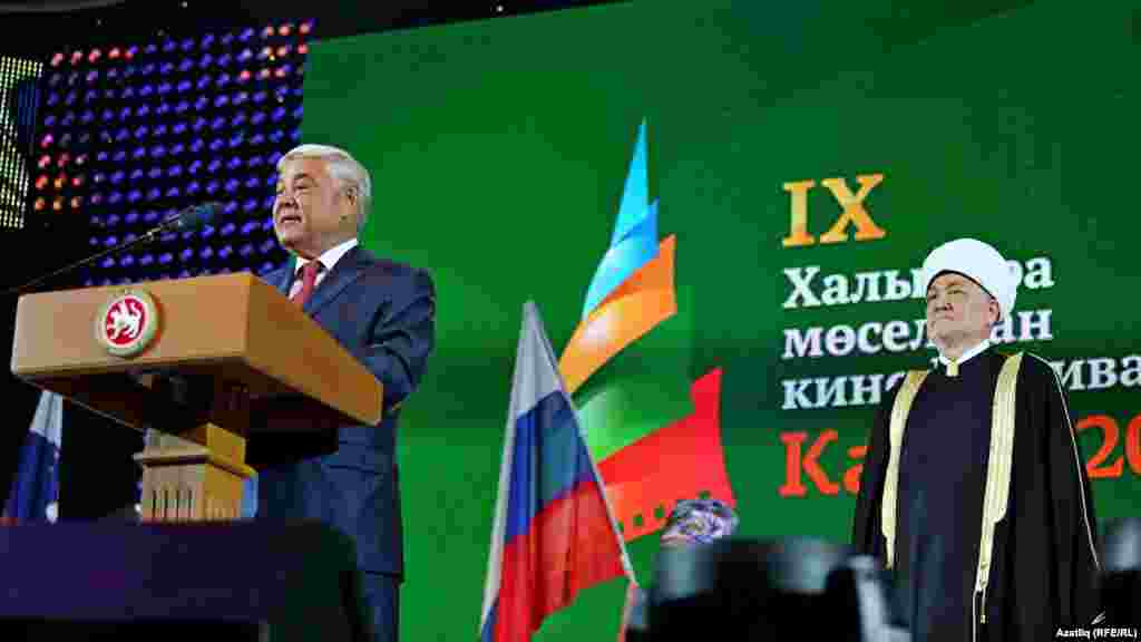 Мөселман киносы фестиваленә килүчеләрне Дәүләт шурасы рәисе Фәрит Мөхәммәтшин һәм Русия мөфтиләр шурасы рәисе Равил хәзрәт Гайнетдин сәламләде