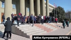 5-февралда "Ош базарынын" соодагерлери Өкмөт үйүнүн алдына пикетке чогулушкан.