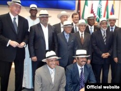 رستم قاسمی (ردیف وسط، نفر دوم از سمت چپ) در اجلاس سران اوپک در وین- ۲۳ آذرماه