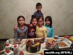 Дети ждут подарка от Деда Мороза.