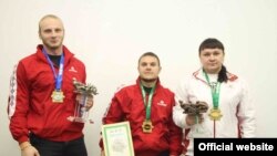 "Таяк тартышуу" боюнча дүйнө чемпионатынын байге ээлери. Солдон оңго карай: Вячеслав Абросимов, Руслан Сахбетов жана Ольга Шайнурова. 8-декабрь, 2014-ж. Бишкек. фото: sport.kg