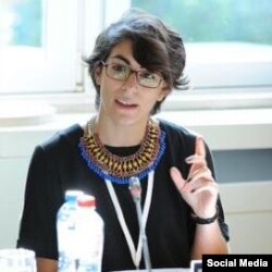 دینااسفندیاری