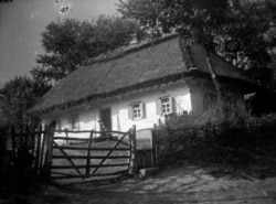 Хата на дві половини у селі Суботів на Чигиринщині, Фото Павла Жолтовського, 1931 рік. (ІР НБУВ. Фото надане А. Парамоновим)