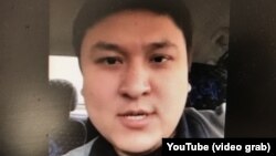 Житель Караганды Арман Хасенов, подозреваемый в «оскорблении чести и достоинства первого президента». Кадр из видеообращения Хасенова в Интернете.
