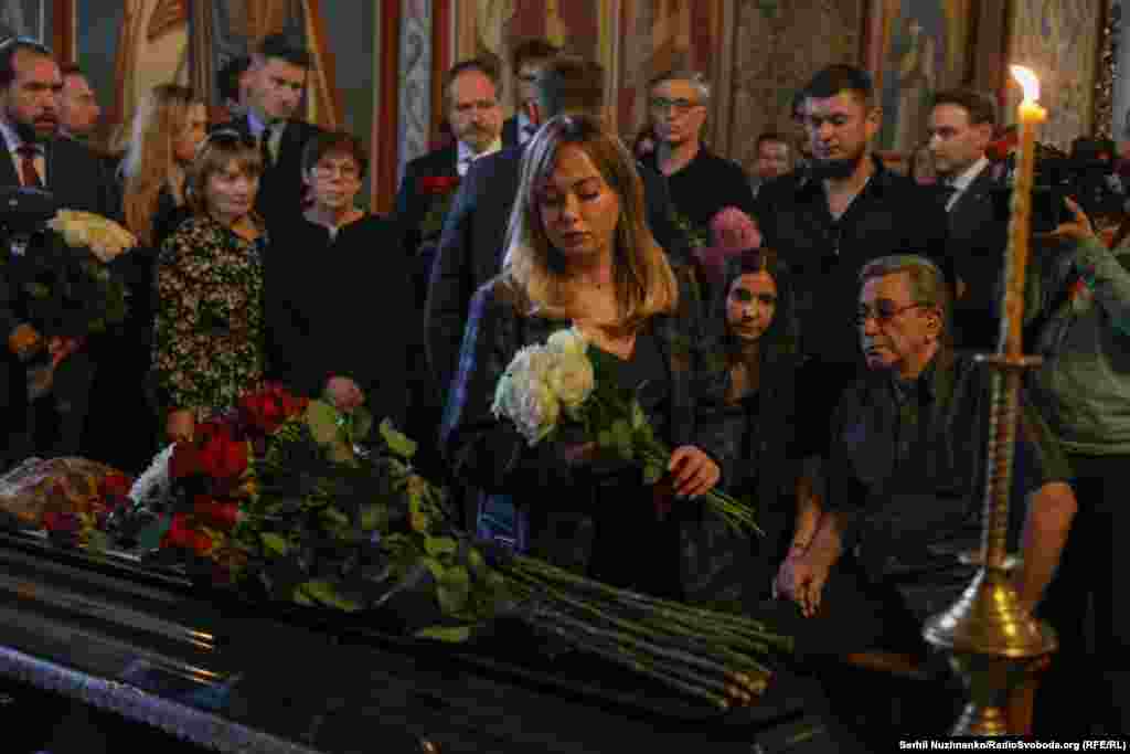 Керівниця проєкту «Схеми» Наталка Седлецька під час прощання з загиблою у полоні РФ журналісткою Вікторією Рощиною