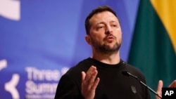 «Зафіксовано деякі зміни до деяких норм, які допоможуть військовому керівництву. Там не лише про тих, кого мобілізують. Там важливі питання про війська, які постійно на фронті» – Володимир Зеленський 