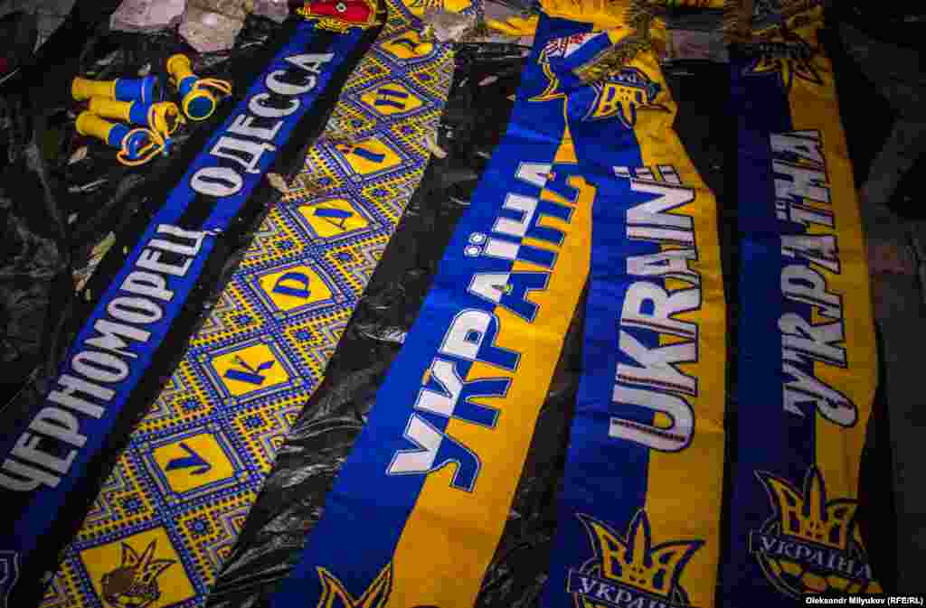 По дорозі палили фаєри і димові шашки. Було голосно, але мирно