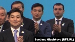 Бауыржан Байбек в бытность первым заместителем председателя партии «Нур Отан» (слева) на 16-м съезде партии. 9 августа Бауыржан Байбек был назначен акимом города Алматы.  