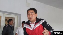 Балыкчы окуясы боюнча айыпталып жаткан Канат Сопиев сотто суралууда. Балыкчы, 16-сентябрь, 2009-жыл.