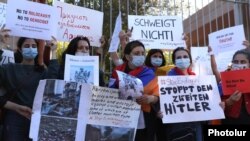 Граждане проводят акцию протеста перед посольством Италии в Ереване, октябрь 2020 г.