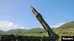 موشک قاره پیمای هواسونگ-۱۴ (عکس از آرشیو)