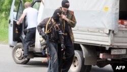 Озброєні сепаратисти обшукують автомобілі на дорозі з Донецька в Маріуполь, 15 травня 2014 року