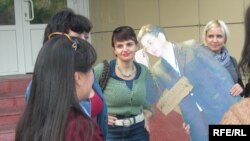 Республика гезитинин журналисттери Алматыдагы райондук соттун алдында нааразылык ишчара өткөрүшкөн.  8-сентябрь, 2009-жыл.