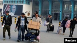 Мекенине кайтарылган оогандар. Кабул, Ооганстан. 15-декабрь, 2016-жыл