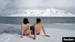 لزلی باتلر و راب بل (راست) دو تن از فعالان تغییرات آب و هوایی در ساحلی رو به یخ های قطب شمال در نروژ.