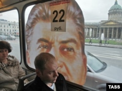 Тролейбус, «прикрашений» зображенням Сталіна, в Санкт-Петербурзі в Росії