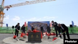 Глава МИД Армении Эдвард Налбандян принимает участие в церемонии закладки фундамента нового здания посольства Китая в Ереване, 9 августа 2017 г.