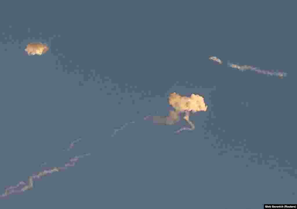 Следы от ракет в небе над Киевом