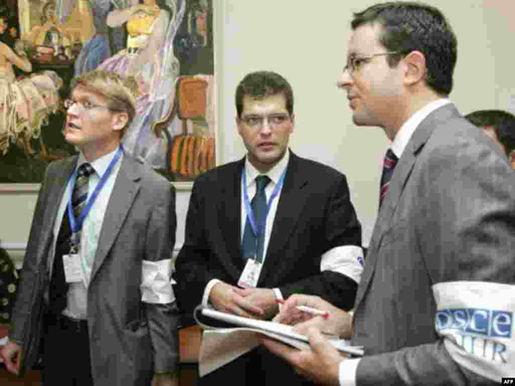 Наблюдатели от ОБСЕ в Баку в день голосования. ОБСЕ подвергла критике ход выборов.  - Наблюдатели от ОБСЕ в Баку в день голосования. ОБСЕ подвергла критике ход выборов. 