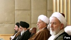اكبر هاشمى رفسنجانى(نفر دوم از راست) و محمد يزدى به ترتيب رياست و نايب رييسى مجلس خبرگان رهبرى را برعهده دارند.