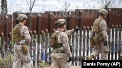 Американские морские пехотинцы на границе США и Мексики в городе Сан-Диего. На заднем плане мексиканский город Тихуана. Февраль 2025 года