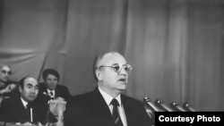 Михаил Горбачев Бишкекке сапары маалында, 5-ноябрь, 1991-жыл. Сүрөт "Майдан" гезитинин архивинен алынды.