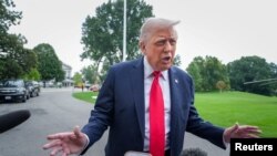 Президент США Дональд Трамп спілкується з пресою перед відльотом до Великої Британії, 16 вересня 2025 року