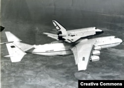 تصویری از آنتونوف ۲۲۵ با شماره ثبت ۴۸۰۱۸۲ اتحاد جماهیر شوروی