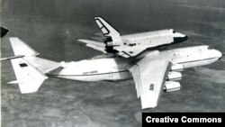 Antonov An-225  yük təyyarəsi Buran gəmisini daşıyır